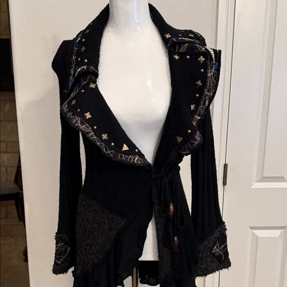 Sioni Black Knit Cardigan - Picture 4 of 9